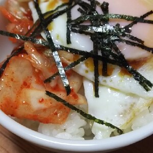 キムチと目玉焼きのご飯